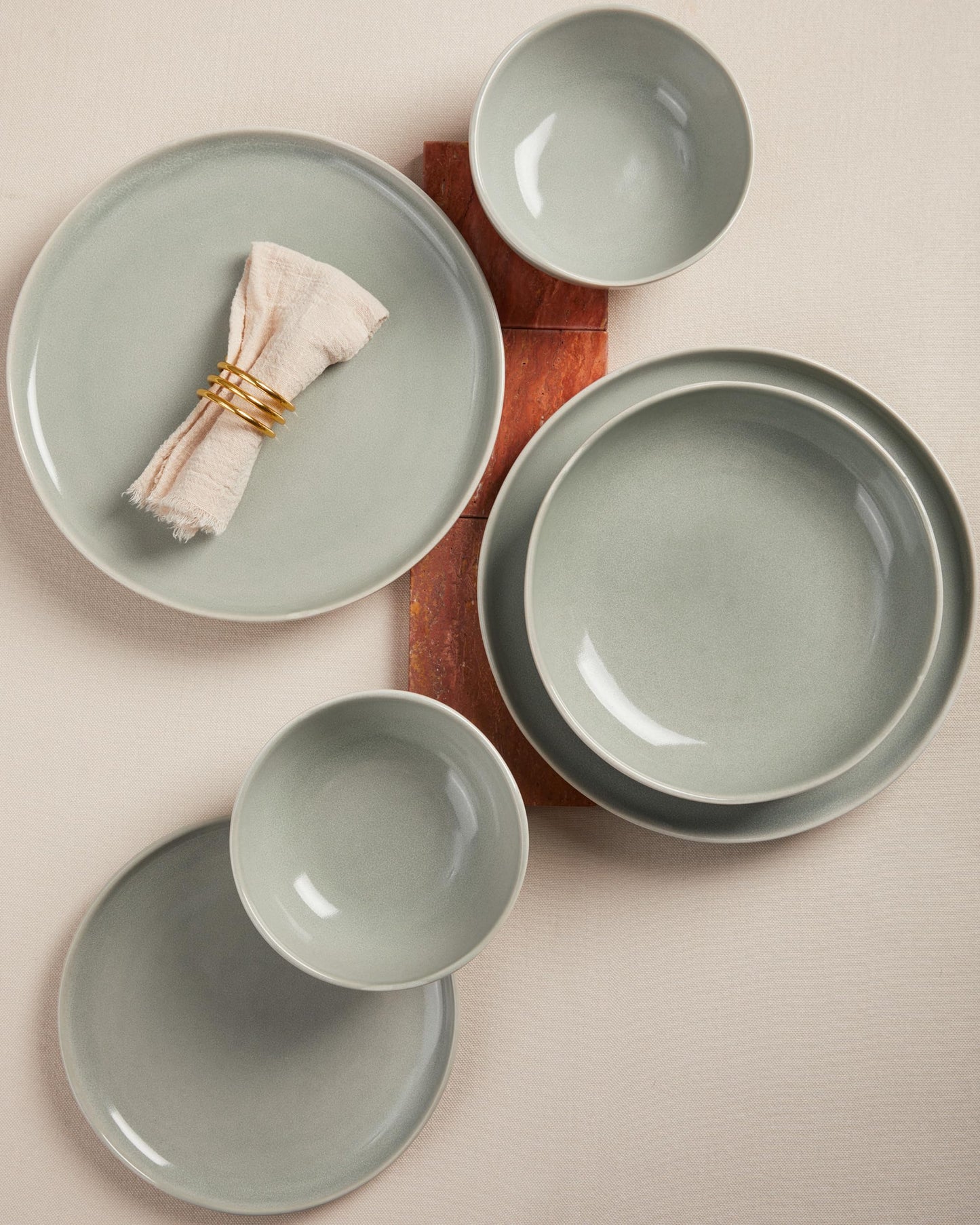 Ceramic Plates and Bowls Set, Everyday Dinnerware Set for 4, Wavy Rim Kitchen Dish Set, Chip Resistant Dishware Sets, Dishwasher Safe Dinner Set, Designed for Simple Meals, Gray Green